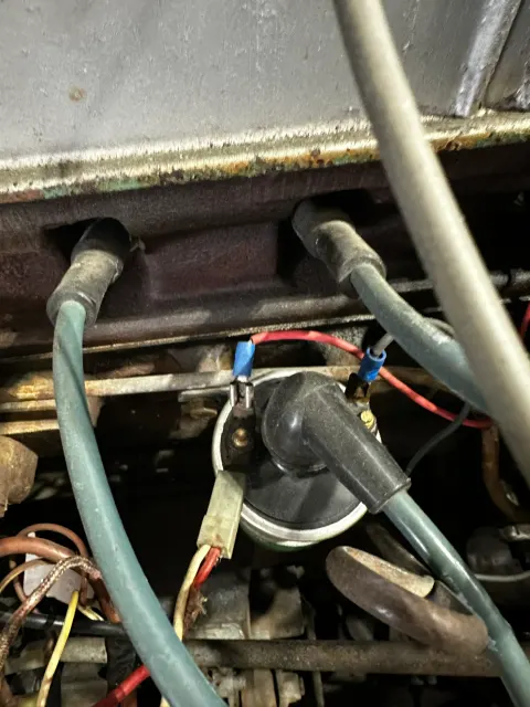 Horn wiring with spade connectors under front valance