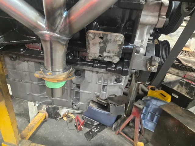 Engine block side with exhaust manifold and mounting plate