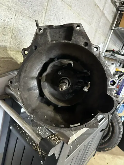 Gearbox bellhousing with input shaft and release bearing