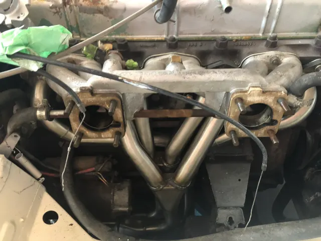 Tubular exhaust manifold fitted to inline six