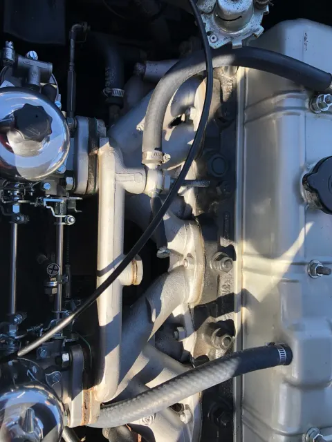 Engine side view with exhaust manifold and rocker cover