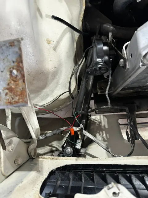 Bonnet area wiring and horn bracket detail