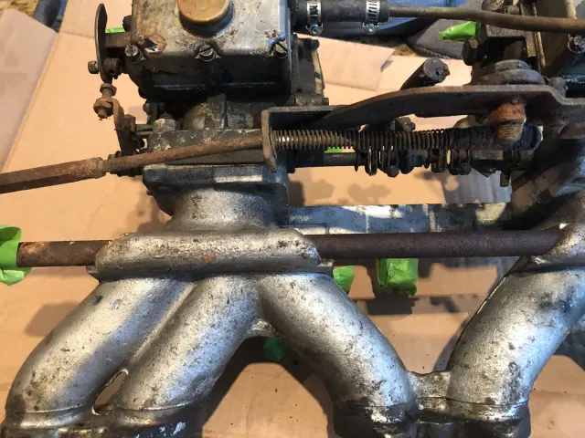 Stripped intake manifold and carburettor linkage
