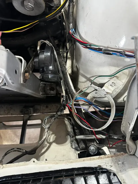 Front wing wiring loom and horn mounting